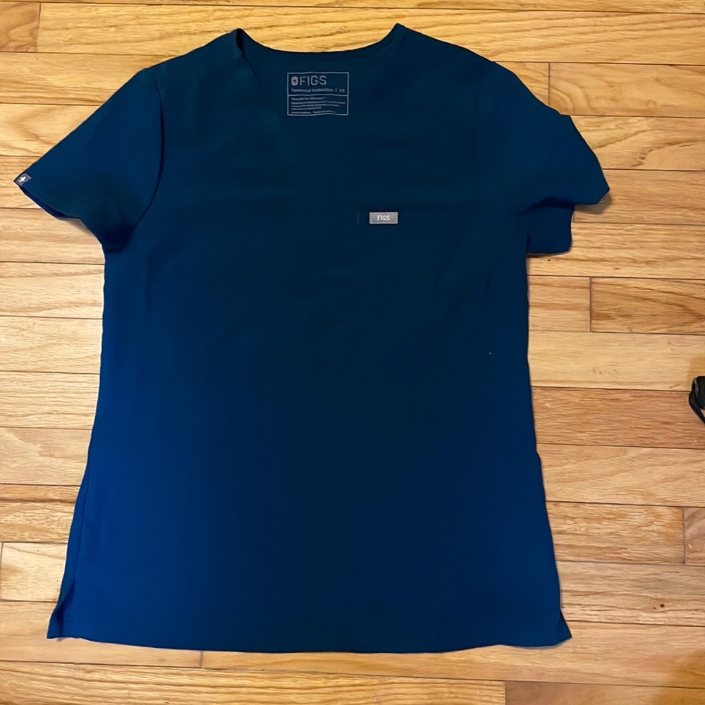 XS Figs Deep Reef scrub top